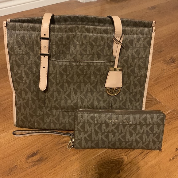 Michael Kors purse w/ wallet - Picture 2 of 8